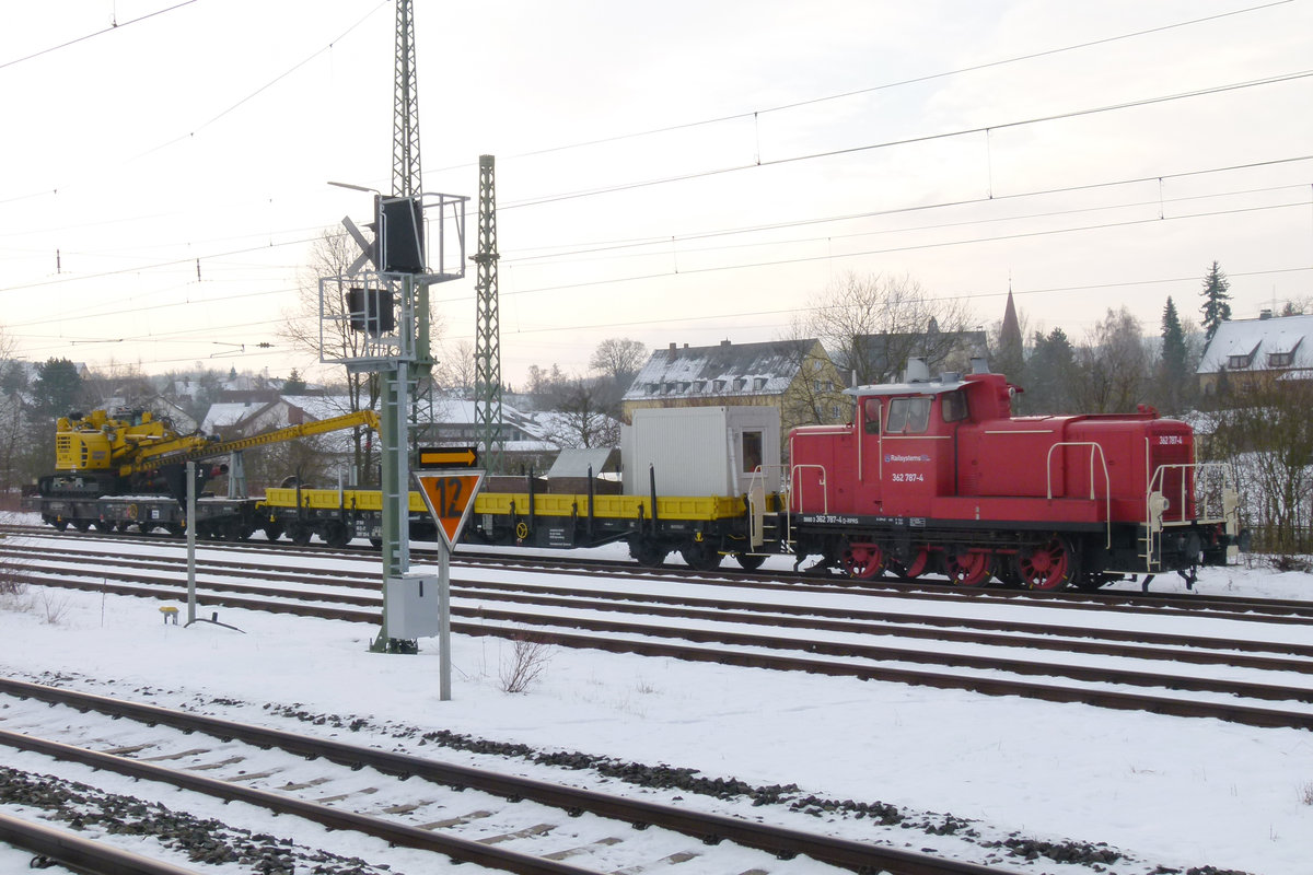 26. Februar 2013, Zwischen Hochstadt und Lichtenfels werden neue Maste für die Fahrleitung aufgestellt. Der Bauzug mit der Ramme wartet im Bahnhof Hochstadt-Marktzeuln auf die Freigabe des Gleises.