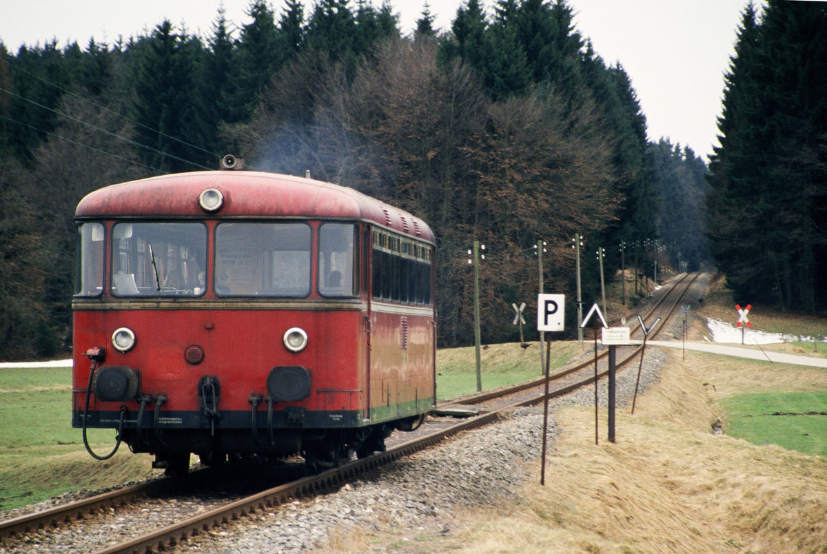 26. Januar 1992, LVT 798 in der Nähe des Haltepunktes Weibhausen an der Strecke Traunstein - Waging am See.