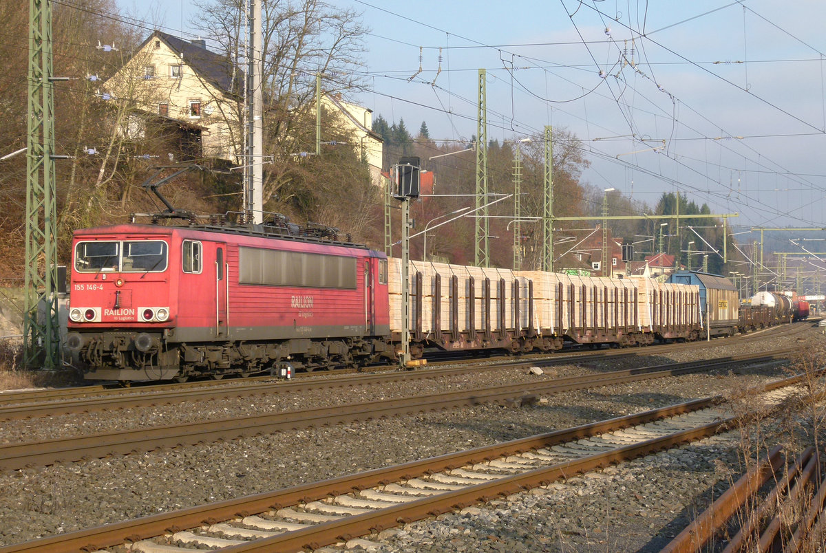26. Januar 2012, Ein Güterzug aus Saalfeld fährt durch den Bahnhof Kronach. Die 1981 an die DR gelieferte Lok 155 146 wurde am 11.11.2013 in Hosena bei einem Unfall beschädigt, ausgemustert (15.11.) und verschrottet (18.12.).