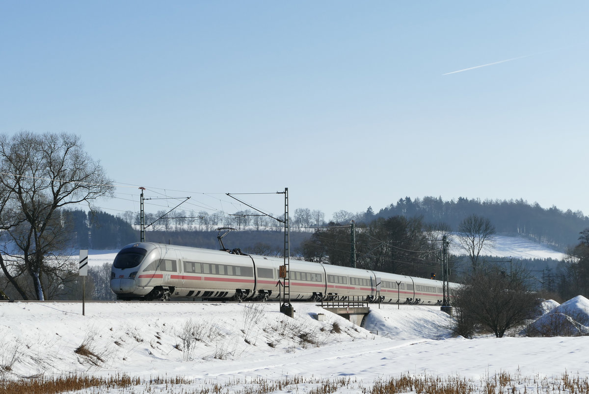 26. Januar 2017, Die ICE  Dresden  (Tz 1105) und  Innsbruck  (Tz 1157) fahren als ICE 1610 München - Berlin - Hamburg hinter Kronach der Rampe des Frankenwaldes entgegen.