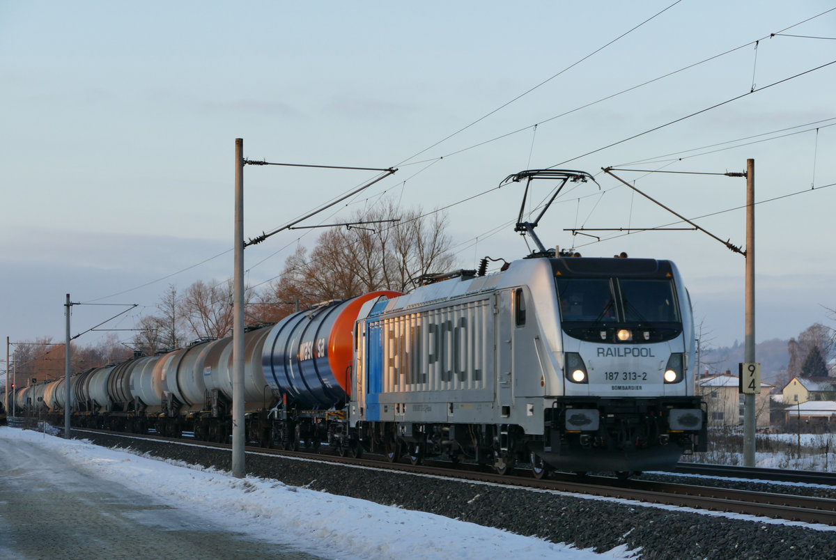 26. Januar 2017, die Railpool-Lok 187 313 befördert einen Kesselwagenzug in Richtung Saalfeld durch den Haltepunkt Küps. 