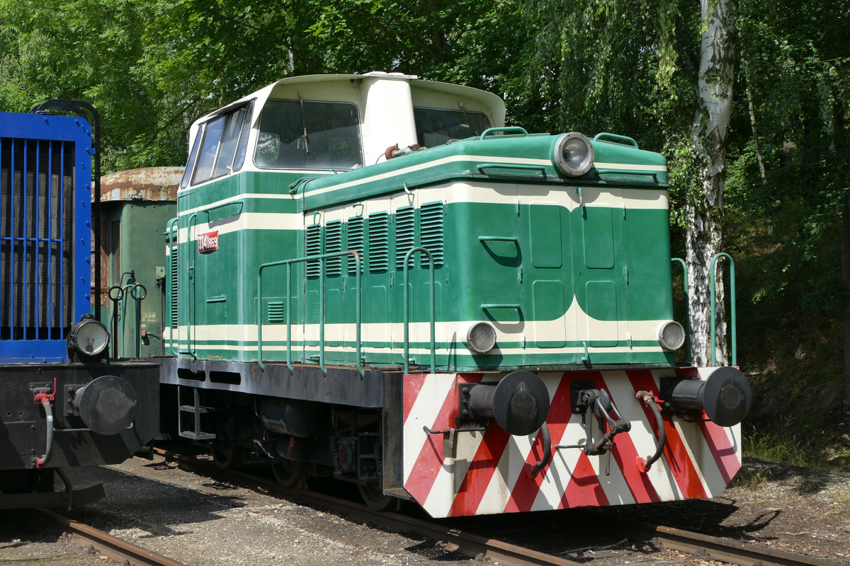 26. Juni 2016, Dampflokfest in Luzna u Rakovnika (CZ). Lok 334 0869 stand leider teilweise verdeckt. Die Fahrzeuge der ČSD-Baureihe T 334.0 (ab 1988: Baureihe 710) sind dieselhydraulische Lokomotiven für den mittelschweren Rangierdienst der ČSD/CD, gebaut bei ČKD Praha von 1961 bis 1966. In die DDR wurden für den Betrieb auf Industrieanschlussgleisen 71 Stück geliefert. Das Foto war mir wichtig, da die Lok das Vorbild unseres ersten, zum Weihnachtsfest 1967 in Cottbus für 27 Mark gekauften TT-Modells war.