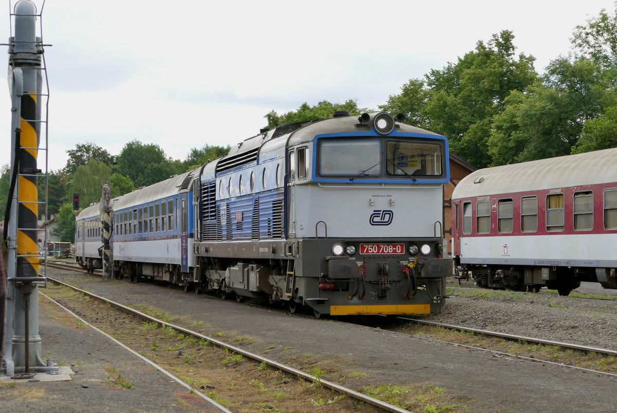 26. Juni 2016, Dampflokfest in Luzna u Rakovnika (CZ). Im regulären Plandienst ist Lok 750 708 mit ihrem Zug unterwegs