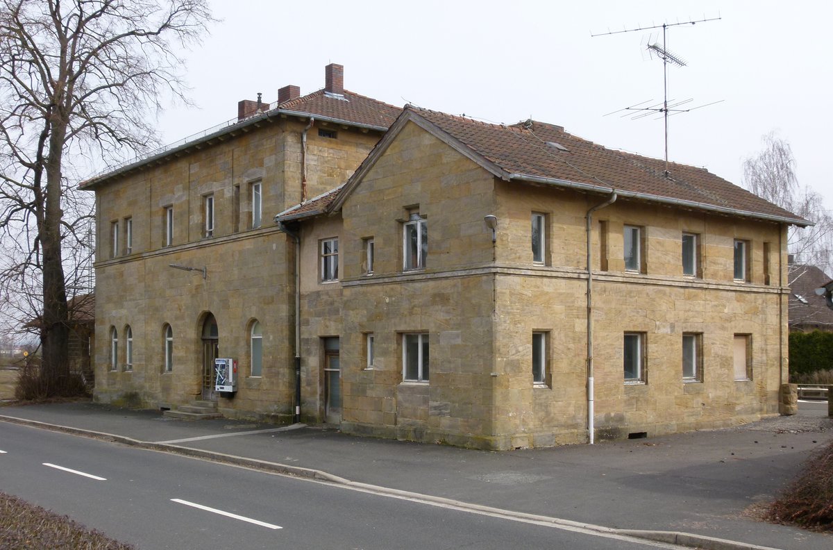26. März 2013, Das Bahnhofsgebäude Ebensfeld zwischen Bamberg und Lichtenfels. Erbaut wurde es 1845 an der damaligen Ludwigsbahn Lindau - Hof von Friedrich Bürklein, dem Architekten des Maximilianeums in München.  Die Gebäude sind am Wochenende 21./22. März 2015 abgerissen worden. Sie mussten der ICE-Neubautrasse nach Erfurt weichen.