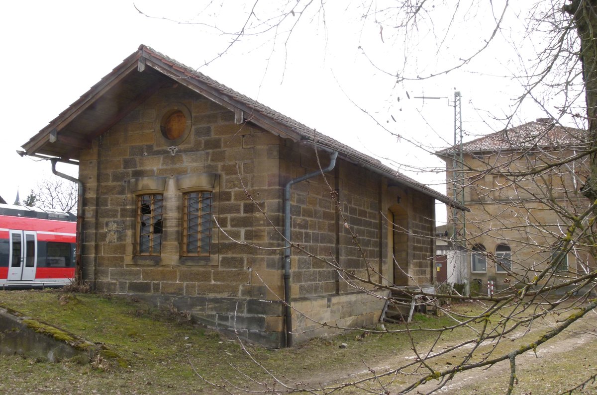 26. März 2013, Der Güterschuppen am Bahnhof Ebensfeld zwischen Bamberg und Lichtenfels. Erbaut wurde das Ensemble 1845 an der damaligen Ludwigsbahn Lindau - Hof von Friedrich Bürklein, dem Architekten des Maximilianeums in München.  Die Gebäude sind am Wochenende 21./22. März 2015 abgerissen worden. Sie mussten der ICE-Neubautrasse nach Erfurt weichen.