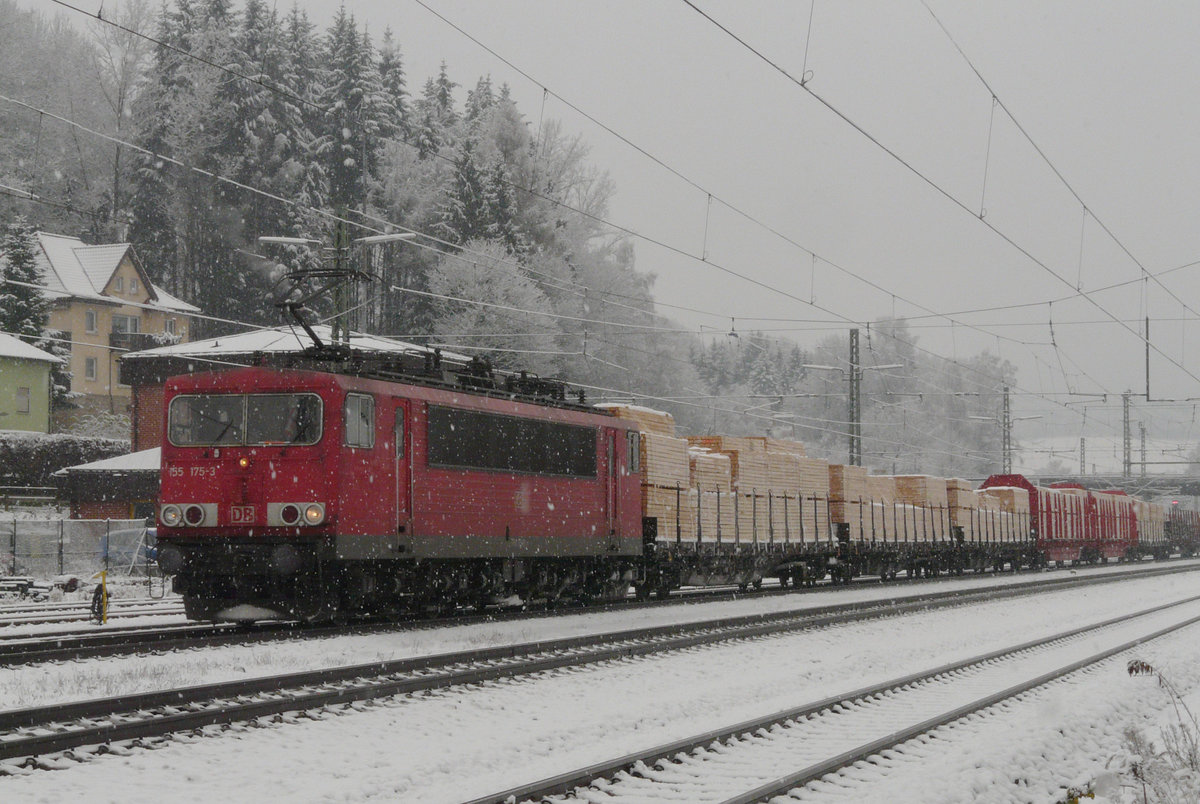 26. November 2010, Der erste Schnee dieses Winters ist gefallen. Nach dem  Holz- und Stahlzug  aus Saalfeld, fast ausschließlich mit Loks der BR 155 bespannt, konnte man während einiger Fahrplanperioden die Uhr stellen. Hier durcheilt er den Bahnhof Kronach.