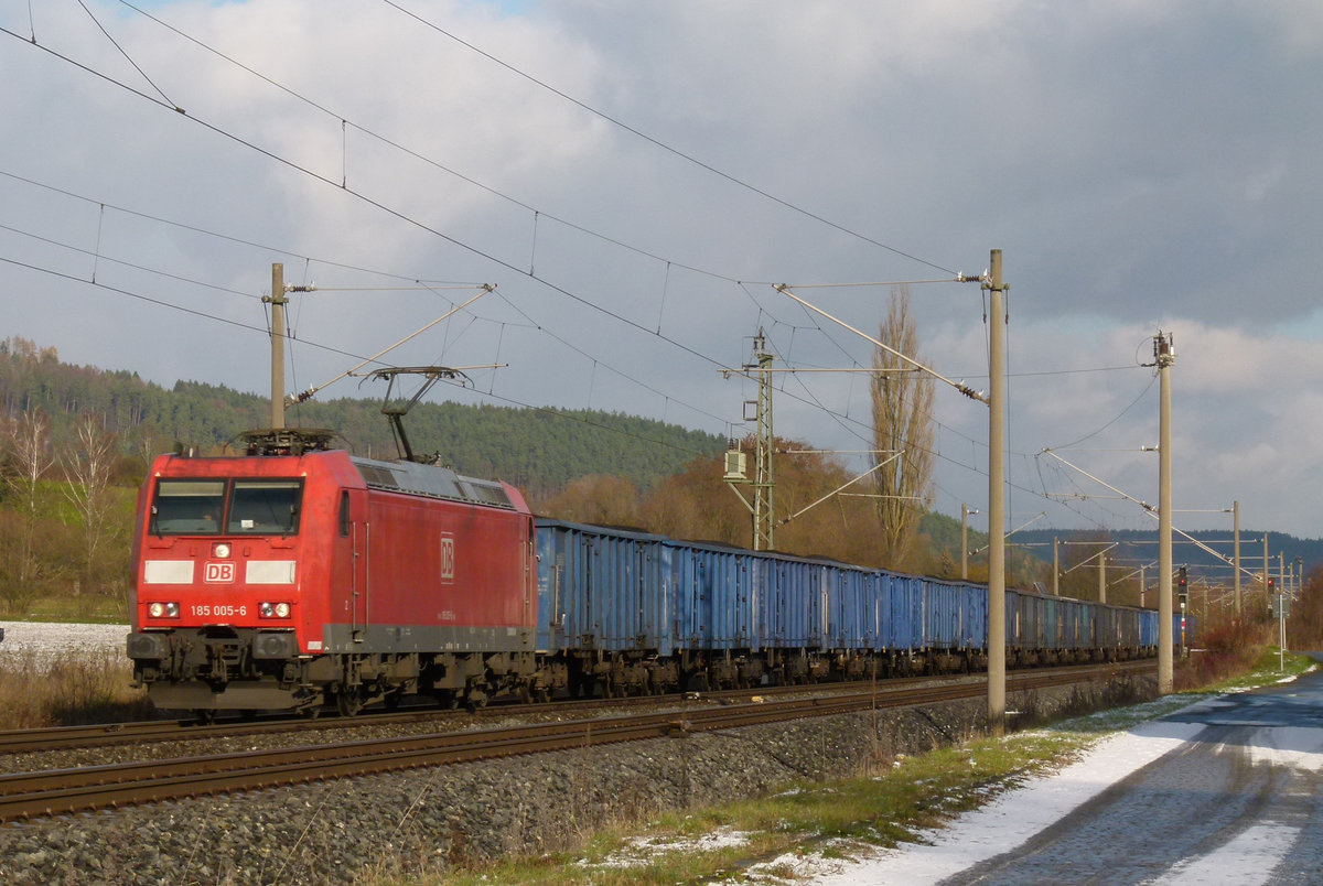 26. November 2013, Ein Güterzug mit polnischer Kohle fährt in der Nähe des Haltepunktes Küps in Richtung Lichtenfels. Heute hatten wir den ersten Schnee dieses Winters.