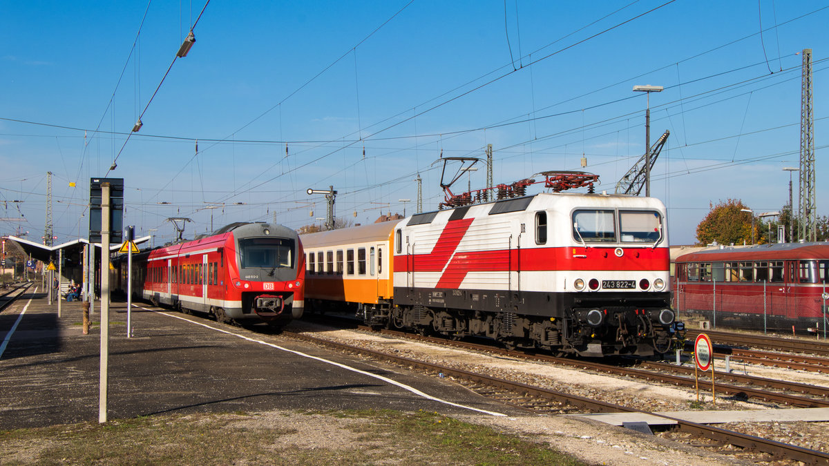 26. Oktober 2019 im Bahnhof Nördlingen. Der Sonderzug mit der  weißen Lady , alias 243 822-4, steht abfahrbereit im Bahnhof. 