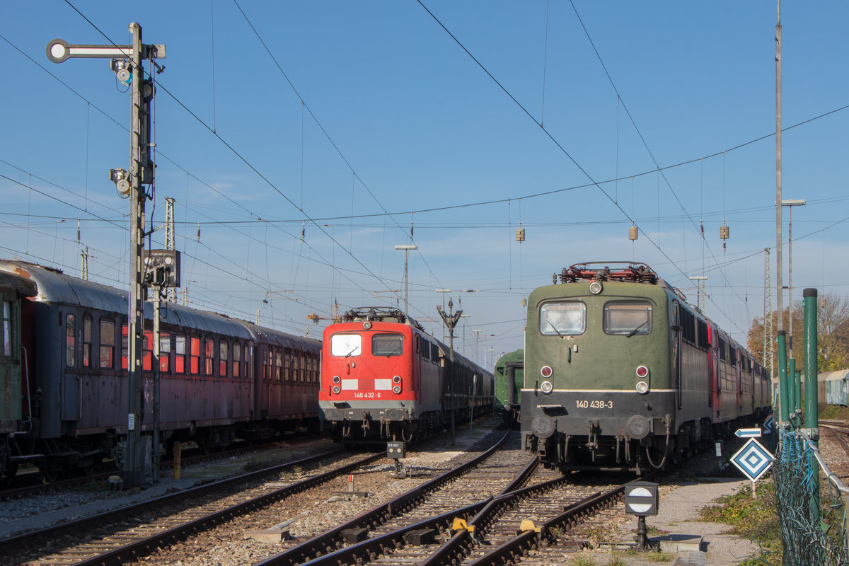 26. Oktober 2019 in Nördlingen: 140 438-3 + 140 432-6 stehen abgestellt im Bahnhof. Das Foto wurde vom Geländer des BEM Nördlingen geschossen. 