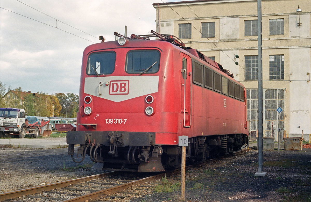 26. September 1998, vor der ehemaligen Lokwartungshalle des Bw Freilassing steht Lok 139 310. Das Gebäude diente damals  der Zwischenlagerung von Müll, man musste nur der Nase nachgehen, um die Lok zu finden. Heute gehört es dank Bürgerinitiative und Bürgermeister-Engagement zum Komplex der  Lokwelt Freilassing .