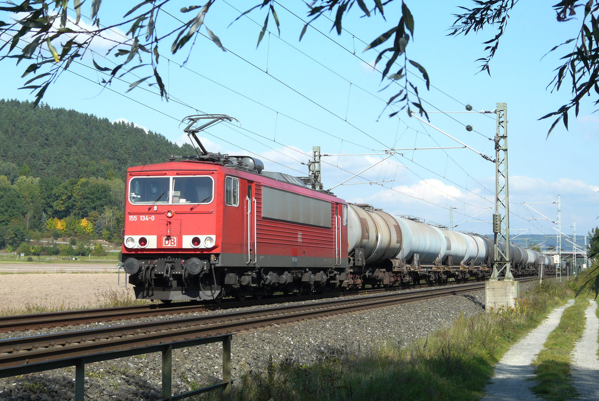 26. September 2008, Bei Johannisthal sah ich diesen Kesselwagenzug mit Lok 155 134. Er fährt in Richtung Lichtenfels. 