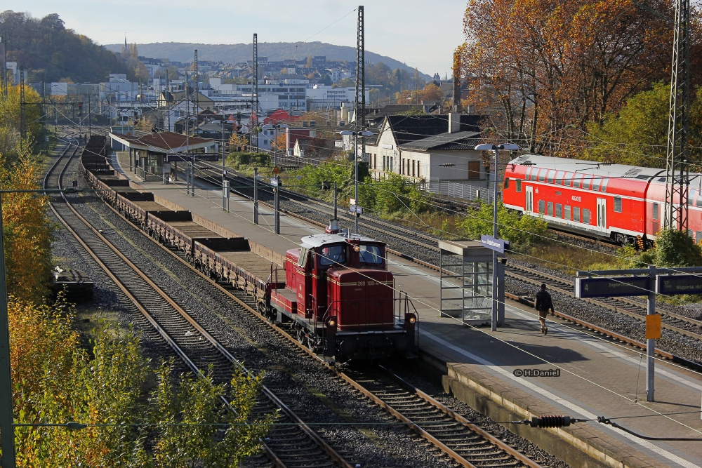 260 109-4 mit einem Güterzug am 03.11.2015 in Wuppertal Unterbarmen.