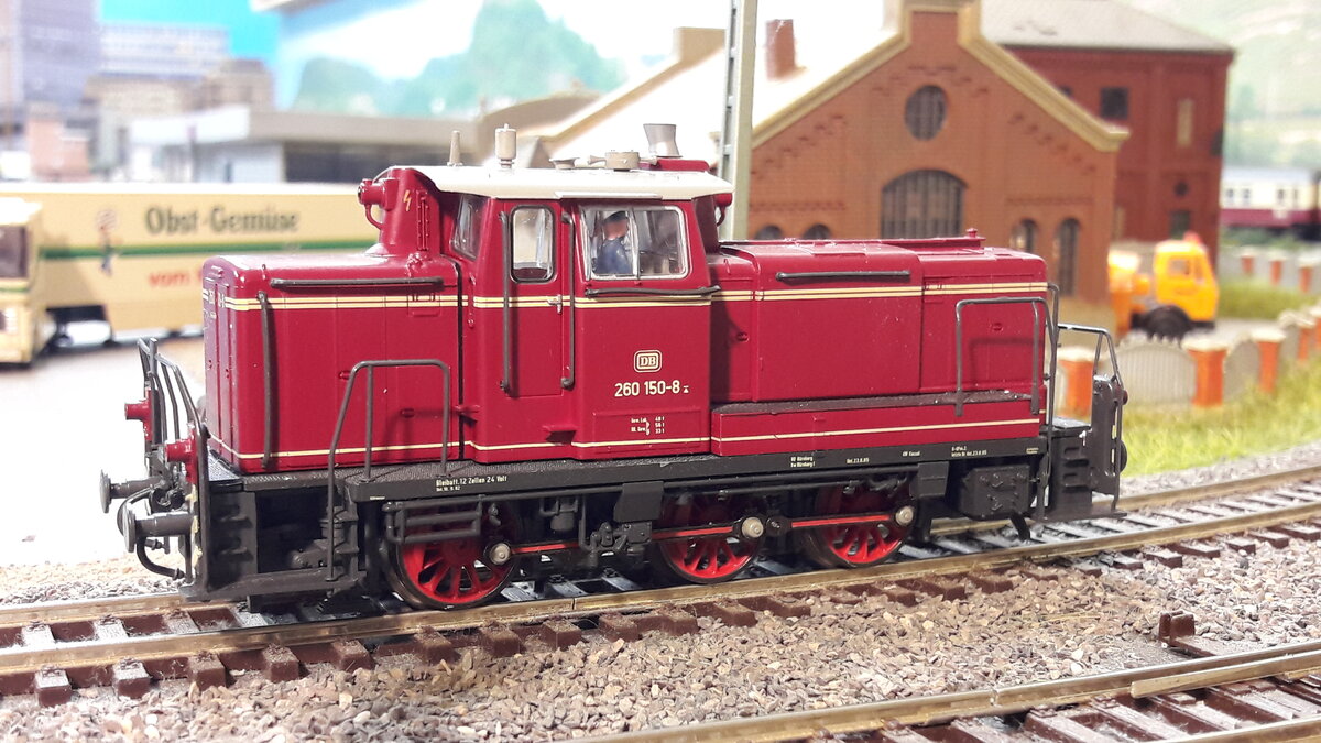 260 150-8 auf dem Weg zu Rangierarbeiten in Harrstadt Hauptbahnhof, Modell Roco DC Digital