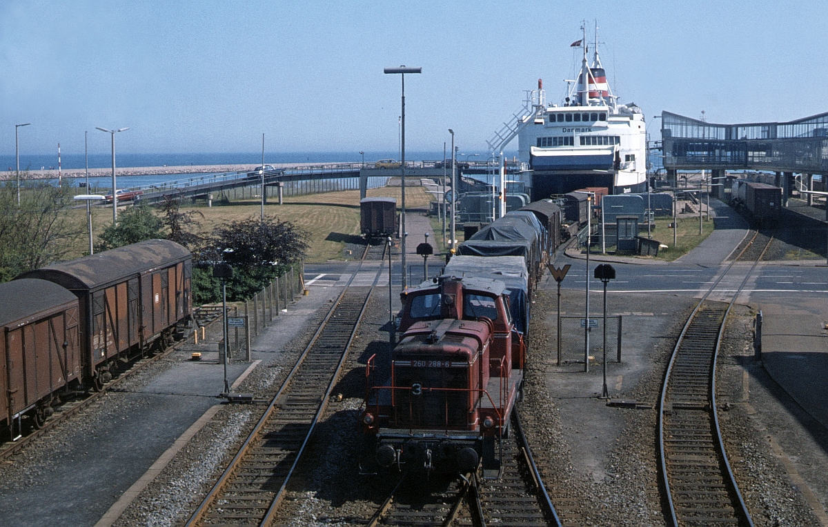 260 288 entlädt am 3.8.1980 Güterwagen aus dem DSB-Fährschiff Danmark.
