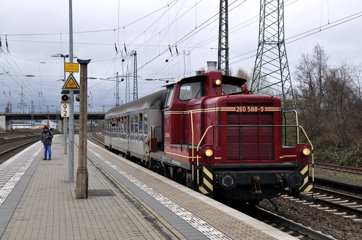 260 588-9 in Hürth-Kalscheuren am 19.03.2017 mit einem Sonderzug zum 35 Jubiläum der Köln-Bonner Eisenbahn-Freunde nach Wesseling.