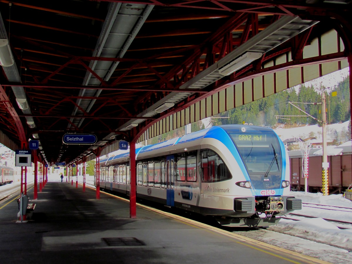 26.02.2012. GTW 08 steht nicht nur am Bahnsteig 1a sondern sieht auch so aus ! Hier wartet er auf seine weiterfahrt zurück aus Salzburg im Bahnhof Selzthal.