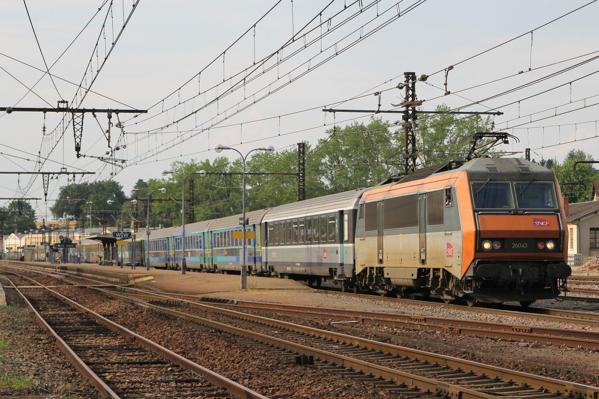26028 mit IC 3643 Paris Austerlitz-Toulouse Matabiau auf Bahnhof Gourdon am 22-6-2014.