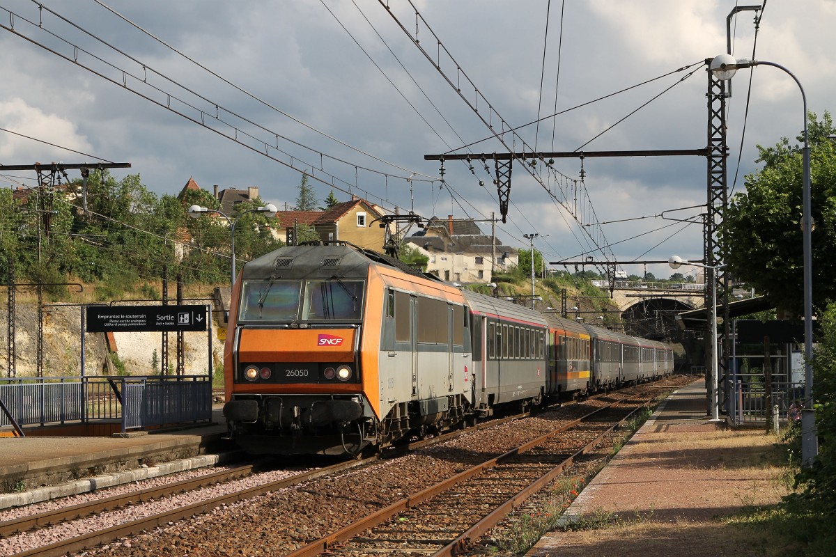 26050 mit IC 3690 Toulouse Matabiau-Paris Austerlitz auf Bahnhof Gourdon am 23-6-2014.