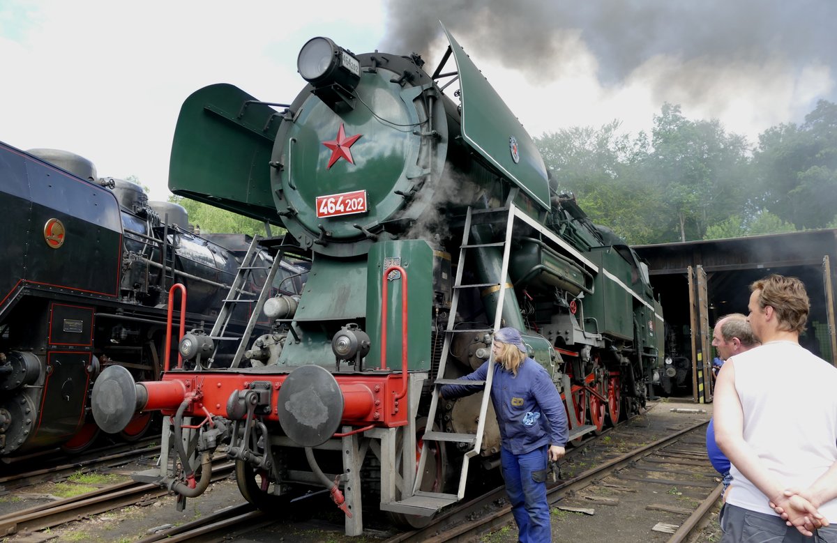 26.06.2016, Dampflokfest in Luzna u Rakovnika (CZ). Auch Lok 464 202 steht unter Dampf. Gebaut wurde sie 1956 im Pilsener Lenin-Werk.