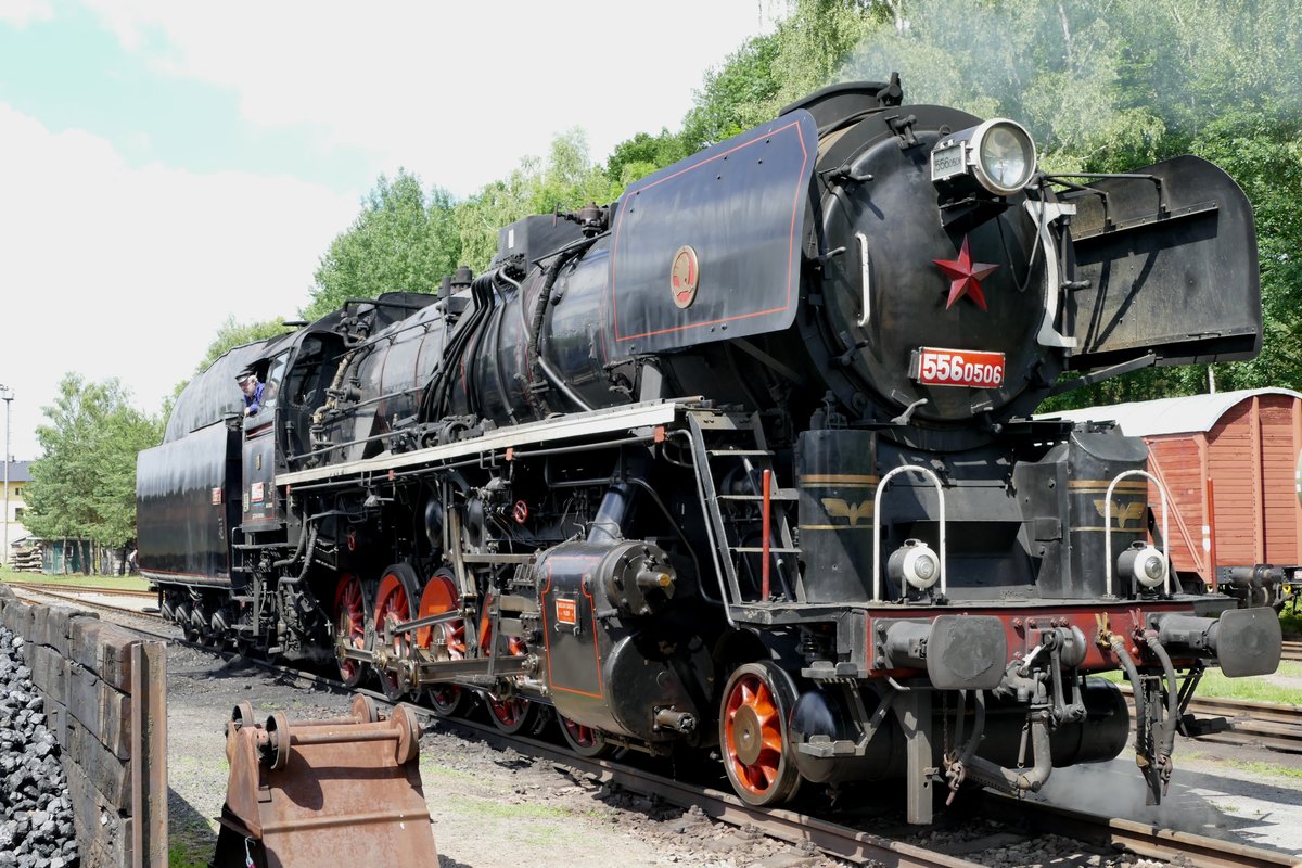 26.06.2016, Dampflokfest in Luzna u Rakovnika (CZ). Lok 556 0506 wird restauriert und übernimmt danach einen Sonderzug mit Görlitzer Doppelstockwagen zu einer Rundfahrt. 