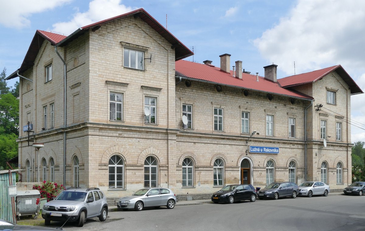 26.06.2016: Der Bahnhof Luzna u Rakovnika. Er verdeckt das sich nach rechts anschließende Areal des hier befindlichen, gut bestückten Eisenbahnmuseums. 