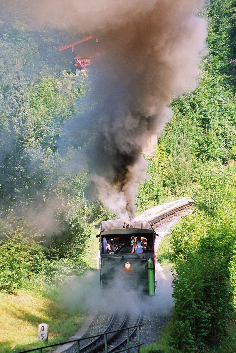 26.08.2001, Österreich, Schafbergbahn am Wolfgangsee, Lok 999.104 auf Bergfahrt.