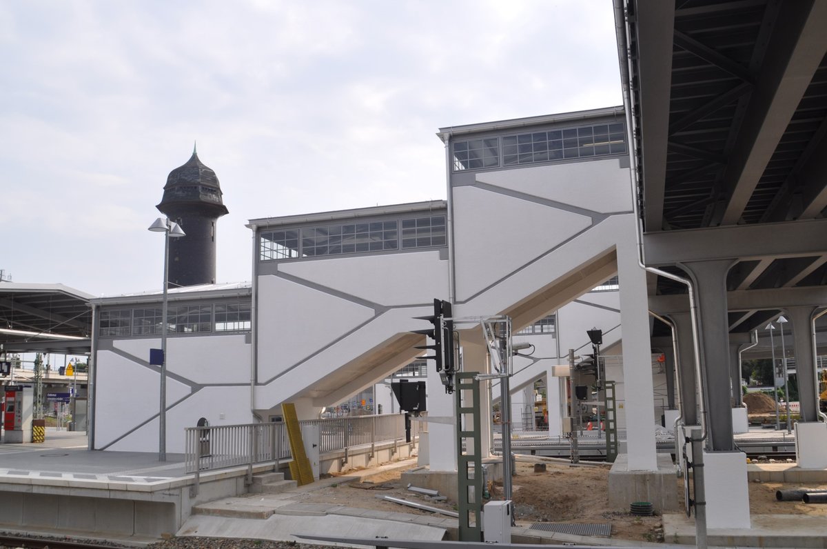 26.08.2017 nach mehr als zehn Jahren Bauzeit erstrahlt die alte Fussängerbrücke in neuem Glanz und noch Grafitifrei ,offentlich recht lange