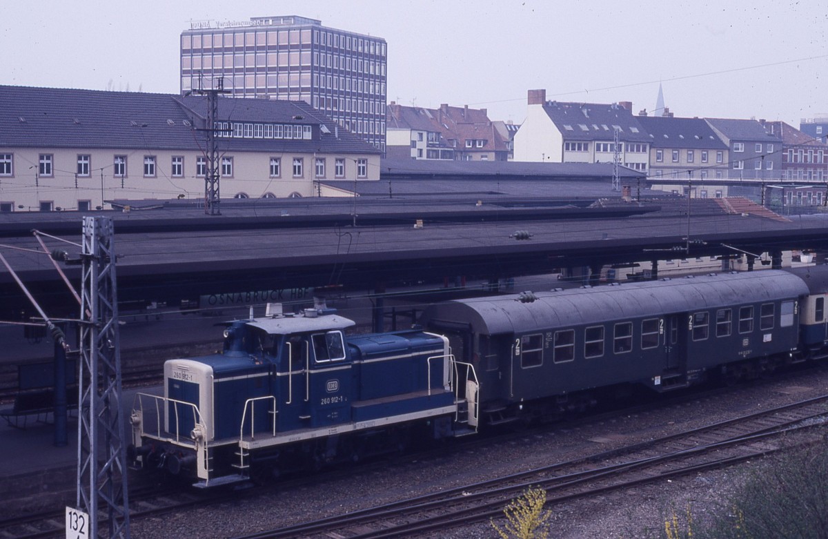 260912 rangiert am 25.4.1987 im unteren Bahnhof des HBF Osnabrück einen Umbauwagen.