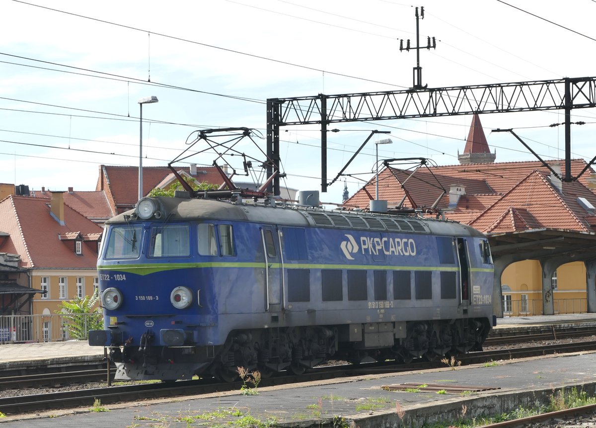 26.09.2018, Polen, Leknica (Liegnitz). Auf dem Liegnitzer Bahnhof gab es recht unterhaltsamen Betrieb. Ein bisschen vor und zurück mit Diesel und Strom war ganz amüsant. Eine vergangene oder künftige Leistung der ET22 1034 konnte ich nicht ergründen.