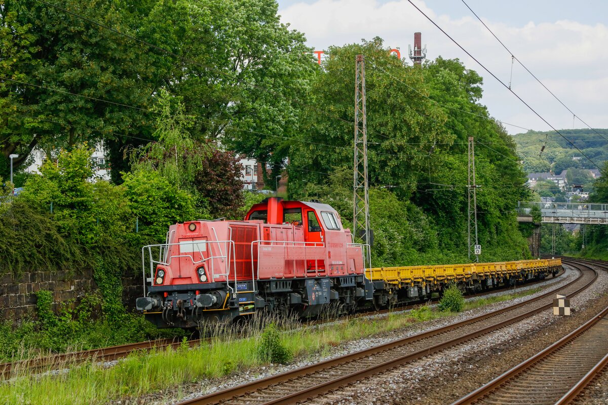 261 005-3 D-NRAIL Gravita 10BB baneservice mit Flachwaggons in Wuppertal Sonnborn Juni 2024.