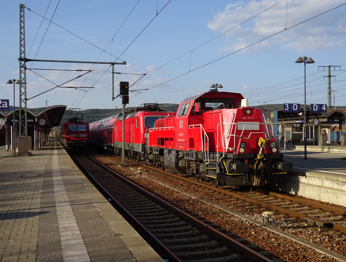 261 011-1 zieht am 10. April 2015 eine Doppelstockgarnitur aus dem Bahnhof Saalfeld (Saale) heraus.