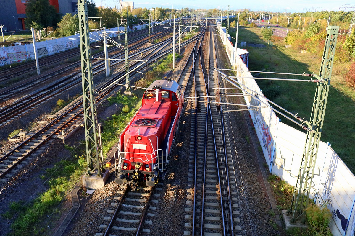 261 012-9 DB (Voith Gravita) als Tfzf passiert den Abzweig Thüringen (At), kommend von Halle(Saale)Hbf. Aufgenommen von der Brücke Dieselstraße in Halle (Saale). [3.10.2017 | 17:27 Uhr]