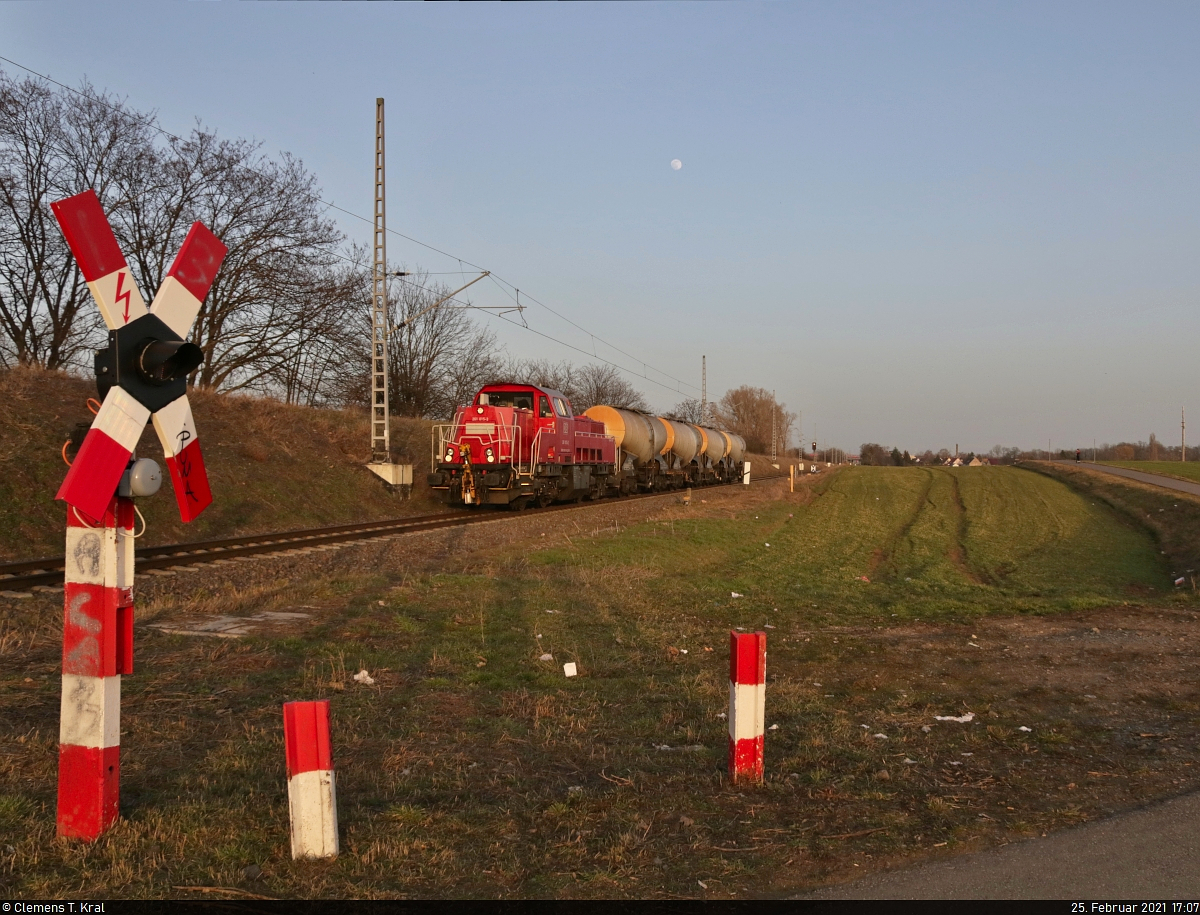 261 015-2 (Voith Gravita 10 BB) fährt mit einer Übergabe am unbeschrankten Bü in Halle (Saale), Zöberitzer Weg, Richtung ZBA Halle (Saale). Am Haken hängen vier in den Niederlanden registrierte Kesselwagen für Kreideschlamm/Slurry. Um diese abzuholen, ist die Lok zur Mittagszeit in die Gegenrichtung gefahren (<a href= https://www.bahnbilder.de/bild/deutschland~dieselloks--92-80-~br-1-261-voith-gravita-10-bb/1248017/nach-der-durchfahrt-des-hilfszuges-folgt.html >Bild hier</a>).

🧰 DB Cargo
🚩 Bahnstrecke Halle–Cottbus (KBS 219)
🕓 25.2.2021 | 17:07 Uhr