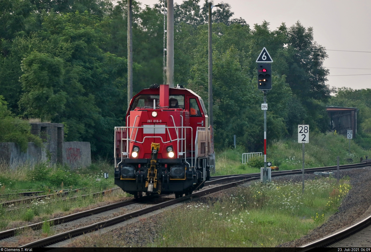 261 016-0 (Voith Gravita 10 BB) hat sich von den leeren Flachwagen aus Rothenburg (Saale) gelöst und rangiert nun im Bahnhof Könnern mit Rangiersignal Ra 12 bzw. Sh 1 in Verbindung mit Hp 0.
Tele-Aufnahme am Ende des Bahnsteigs 2/3.

🧰 DB Cargo
🕓 23.7.2021 | 6:09 Uhr