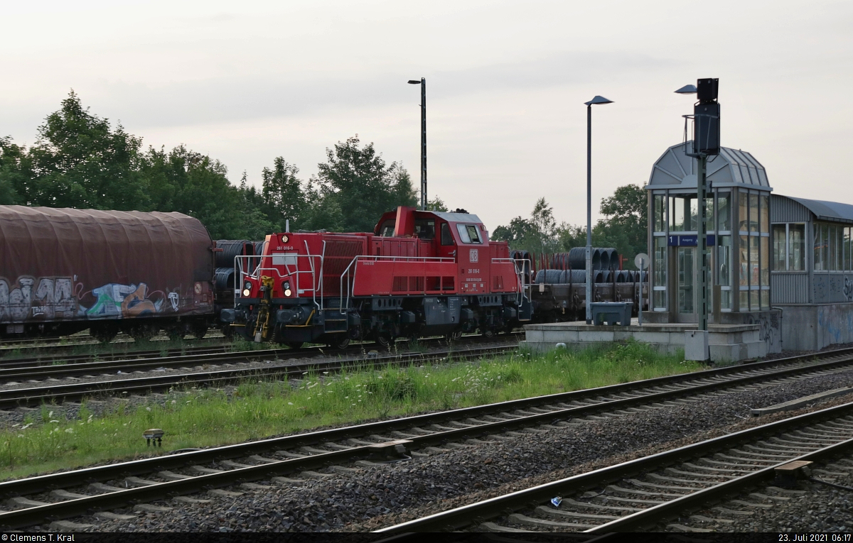 261 016-0 (Voith Gravita 10 BB) steht nach der Bedienung des Drahtwerks in Rothenburg (Saale) abfahrbereit für die Rückreise nach Halle (Saale) über Baalberge und Köthen.
Aufgenommen am Busbahnhof.

🧰 DB Cargo
🕓 23.7.2021 | 6:17 Uhr