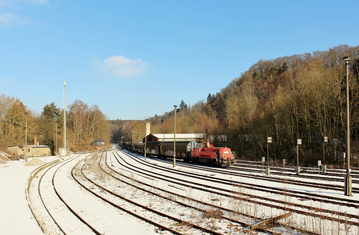 261 016 und 261 065 sind mit der Übergabe nach Blankenstein am 22.01.19 in Bad Lobenstein zu sehen.