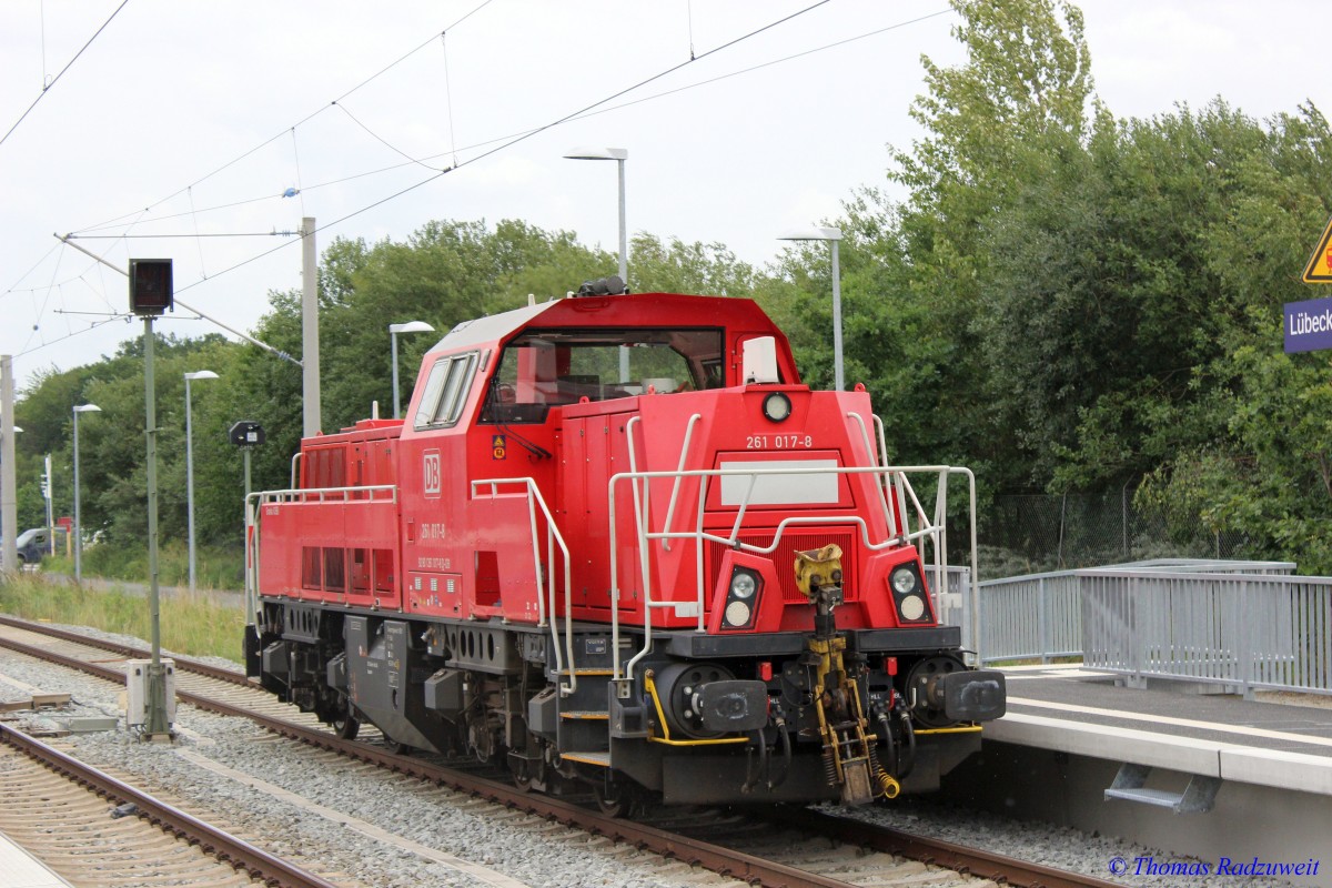 261 017-8 fährt am 25.8.2015 durch den neuen Haltepunkt Lübeck-Dänischburg IKEA und biegt kurz dahinter von der KBS 104 nach rechts ab in Richtung Lübeck-Siems.