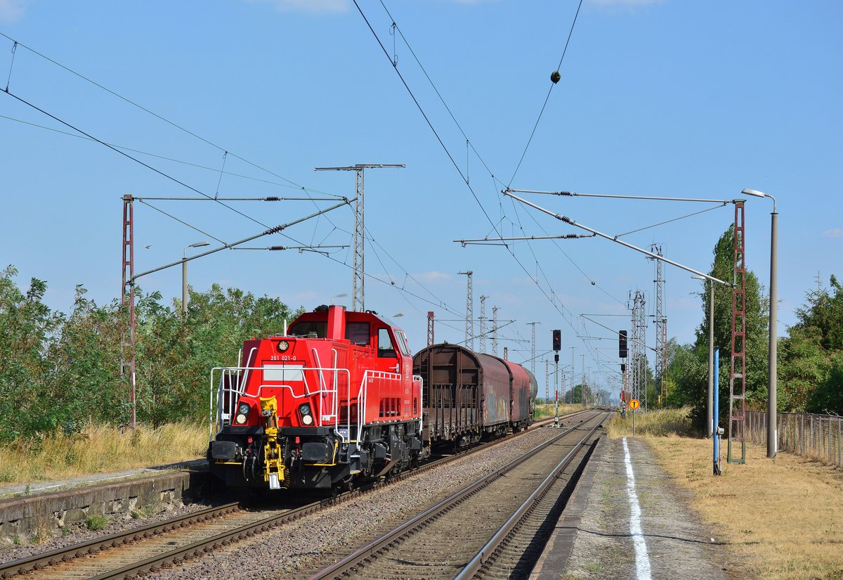 261 021-0 kommt mit der werktäglichen Übergabe aus Rodleben nach Magdeburg Rothensee durch Güterglück gefahren.

Güterglück 26.07.2018