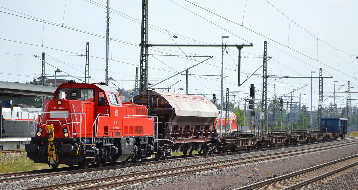 261 021-0 mit einigen Güterwagen (übergabeverkehr) am 20.07.18 Magdeburg Hbf.