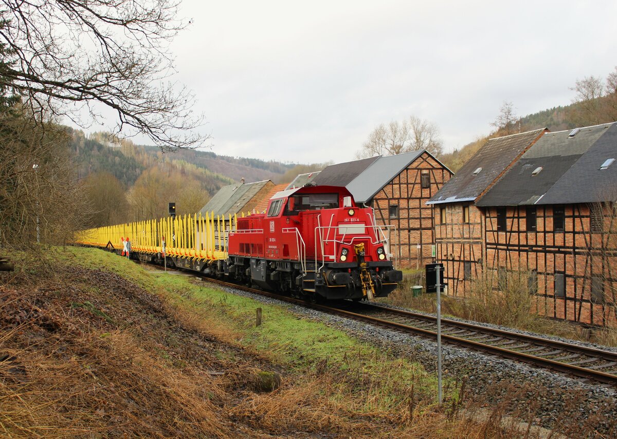 261 023-6 fuhr am 04.02.22 mit einen leeren Holzzug durch Leutenberg nach Ebersdorf-Friesau.