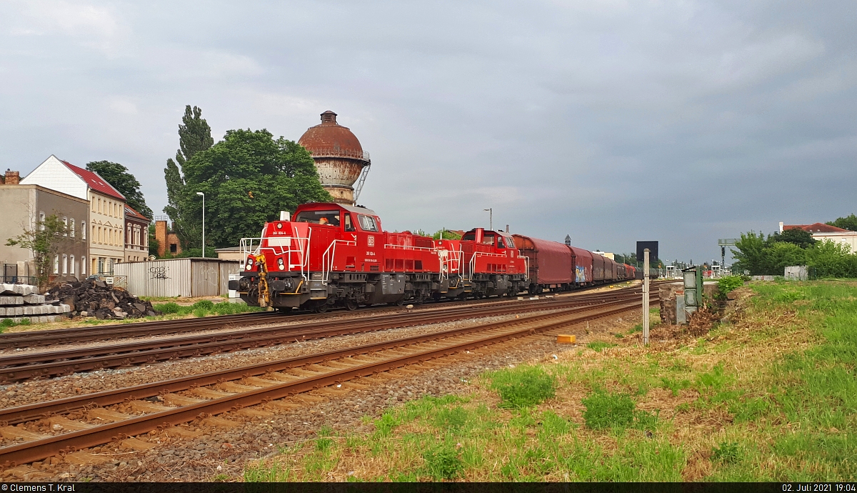 261 024-4 und 261 060-8 (Voith Gravita 10 BB) steuern mit etlichen Schiebeplanenwagen vom Rangierbahnhof Magdeburg-Rothensee auf das Novelis-Werk in Nachterstedt zu. Gesehen bei der Durchfahrt im Bahnhof Aschersleben am Bahnübergang Staßfurter Höhe.

🧰 DB Cargo
🕓 2.7.2021 | 19:04 Uhr

(Smartphone-Aufnahme)