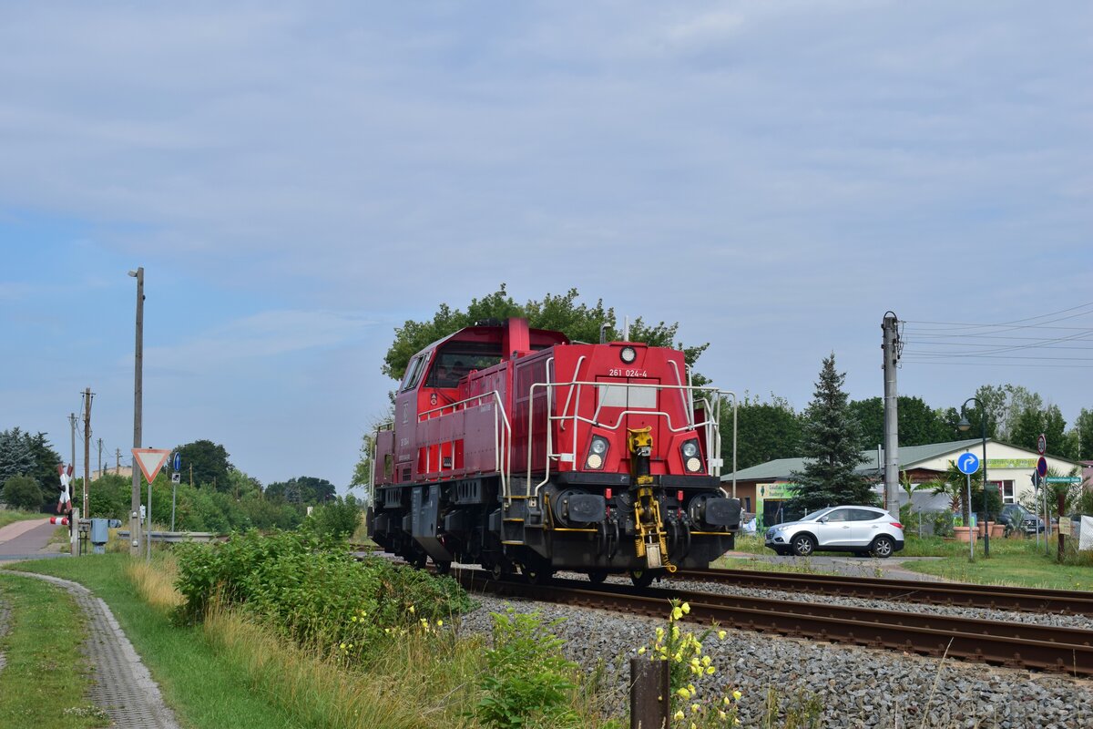 261 024-4 kommt von Bernburg aus und ist auf den Weg in Richtung Baalberge.

Bernburg 06.08.2021