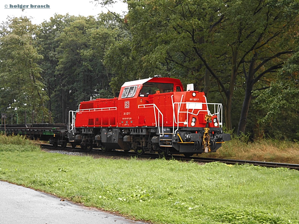 261 027-7 kurz vor der abfahrt beim bhf glinde am 09.09.13