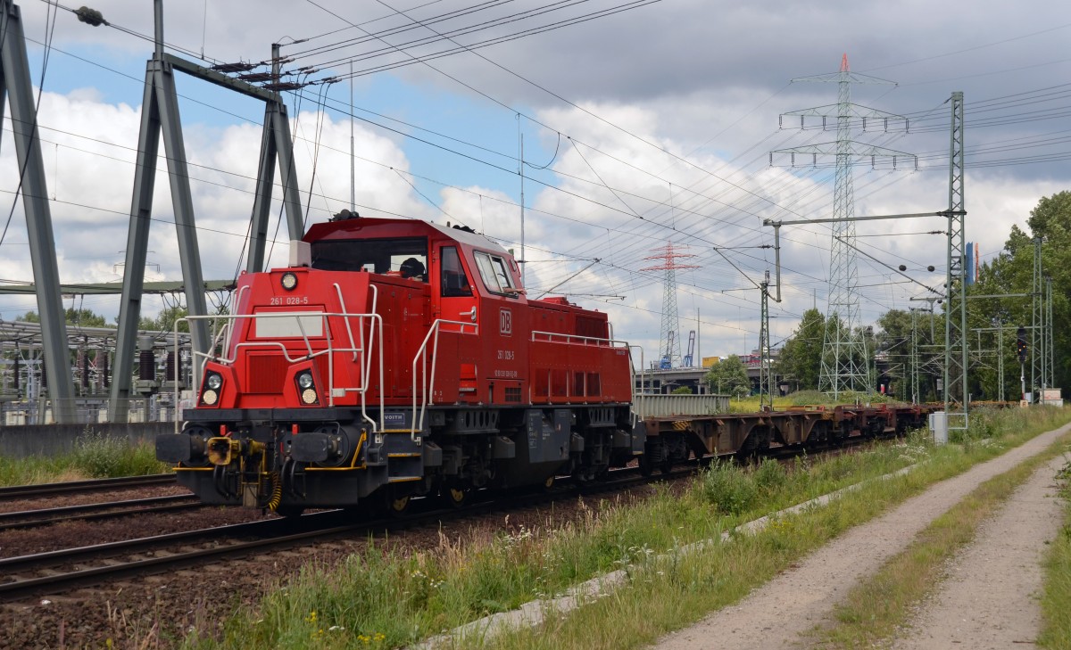 261 028 schob am 02.07.14 etliche Containerwagen zur Beladung in den Containerhafen Waltershof vorbei am Abspannwerk Dradenau.