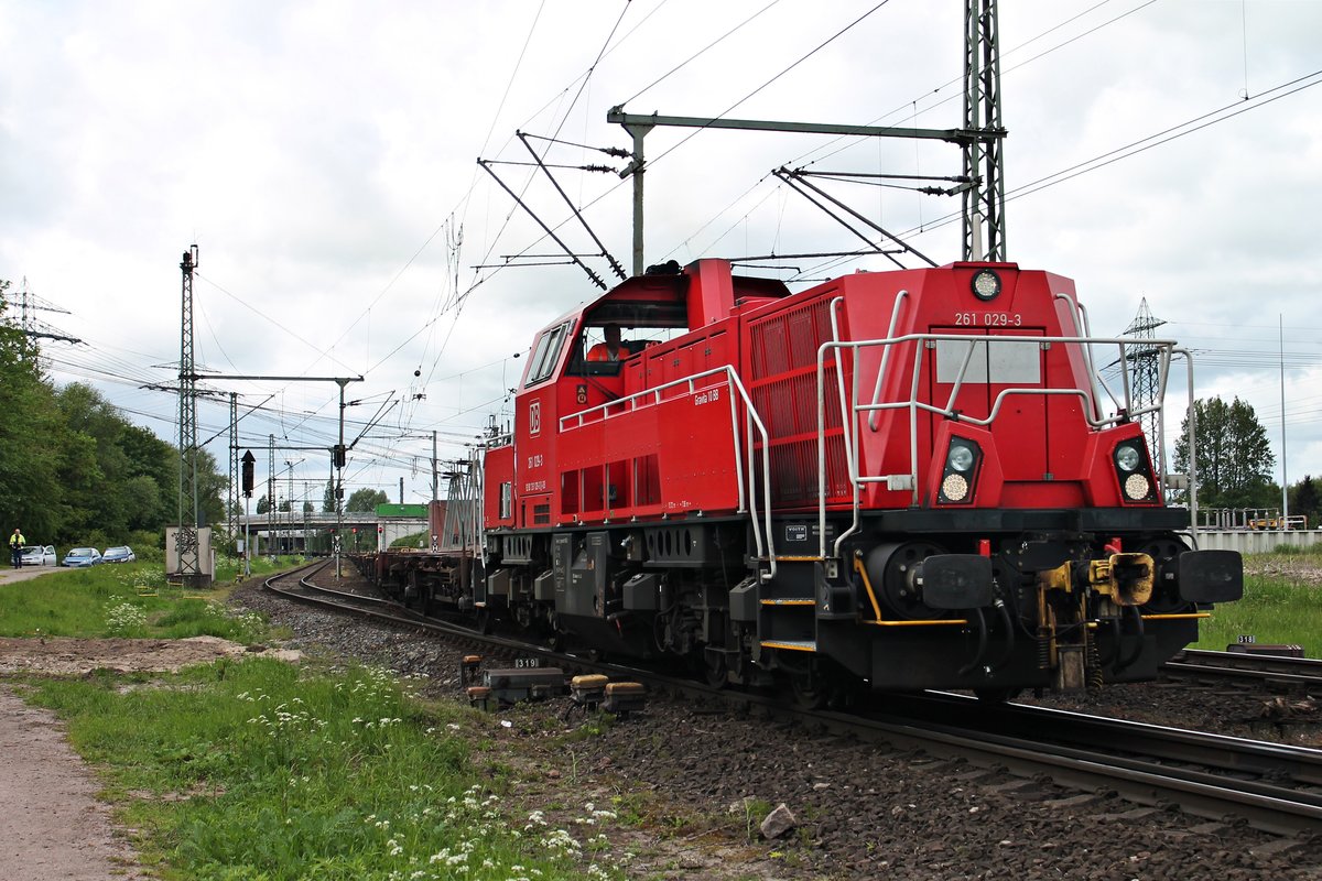 261 029-3 am 26.05.2015 beim rangieren mit einem leeren Containerzug beim Umspannwerk in Hamburg Waltershof in Richtung Hamburger Hafen.