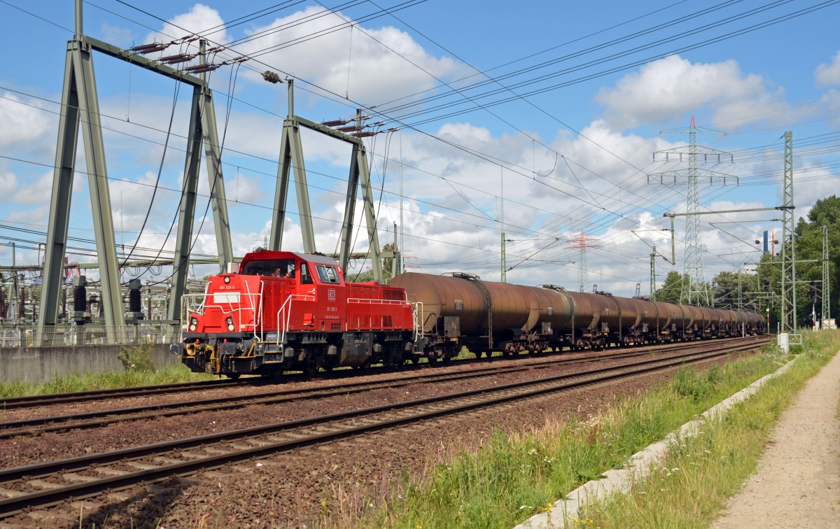 261 029 zog am 02.07.14 mit einem Kesselwagenzug am Umspannwerk Dradenau vorbei Richtung Altenwerder.