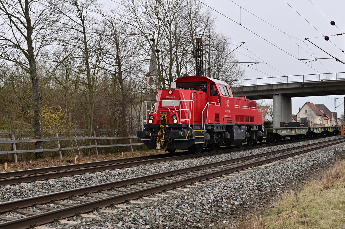 261 031 mit Schwerlastwagons in Thüngersheim gen Retzbach am 15.3.2022 
