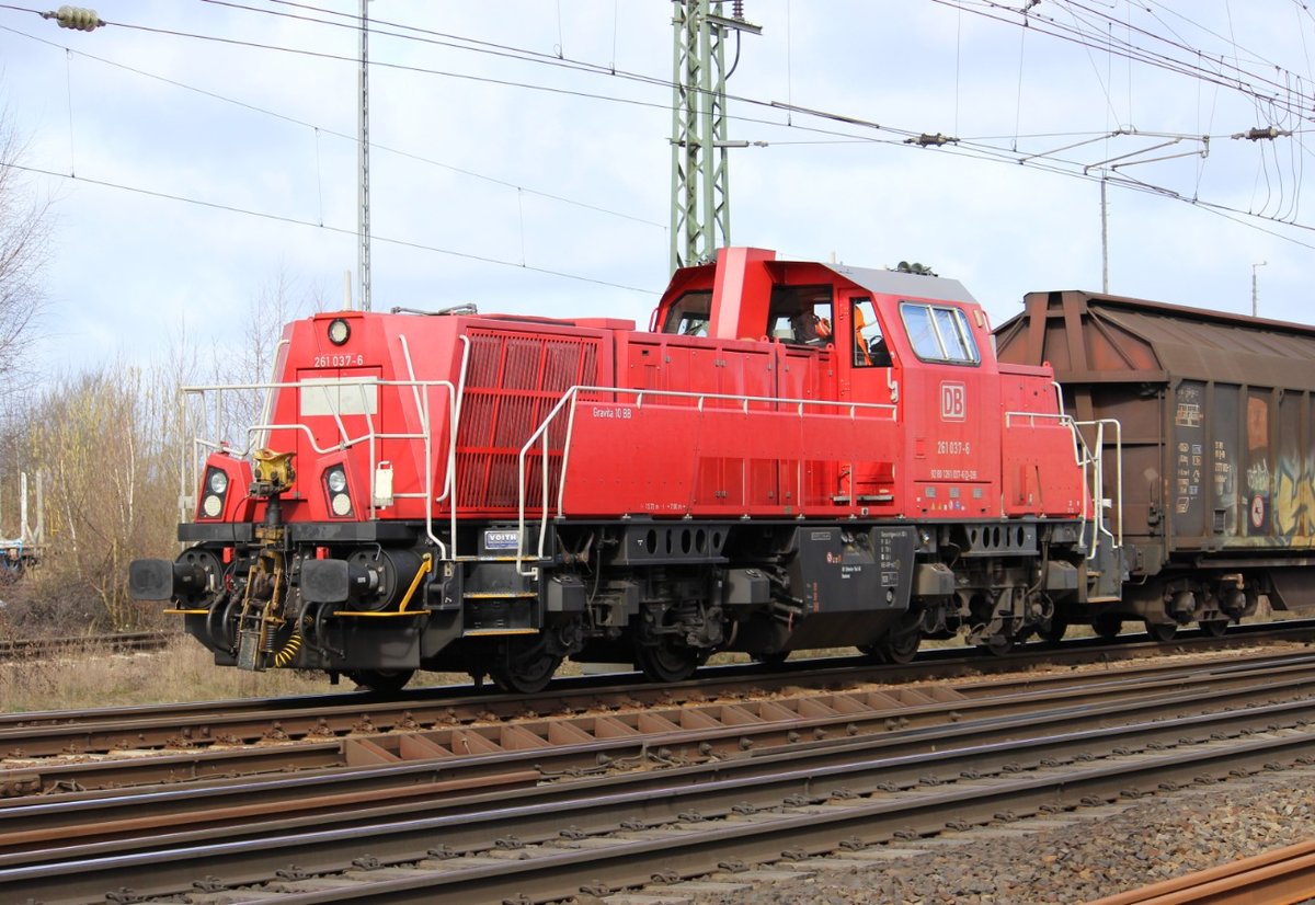 261 037-6 kommt am 10.3.2017 mit 2 Güterwagen aus Kiel in Neumünster eingefahren.