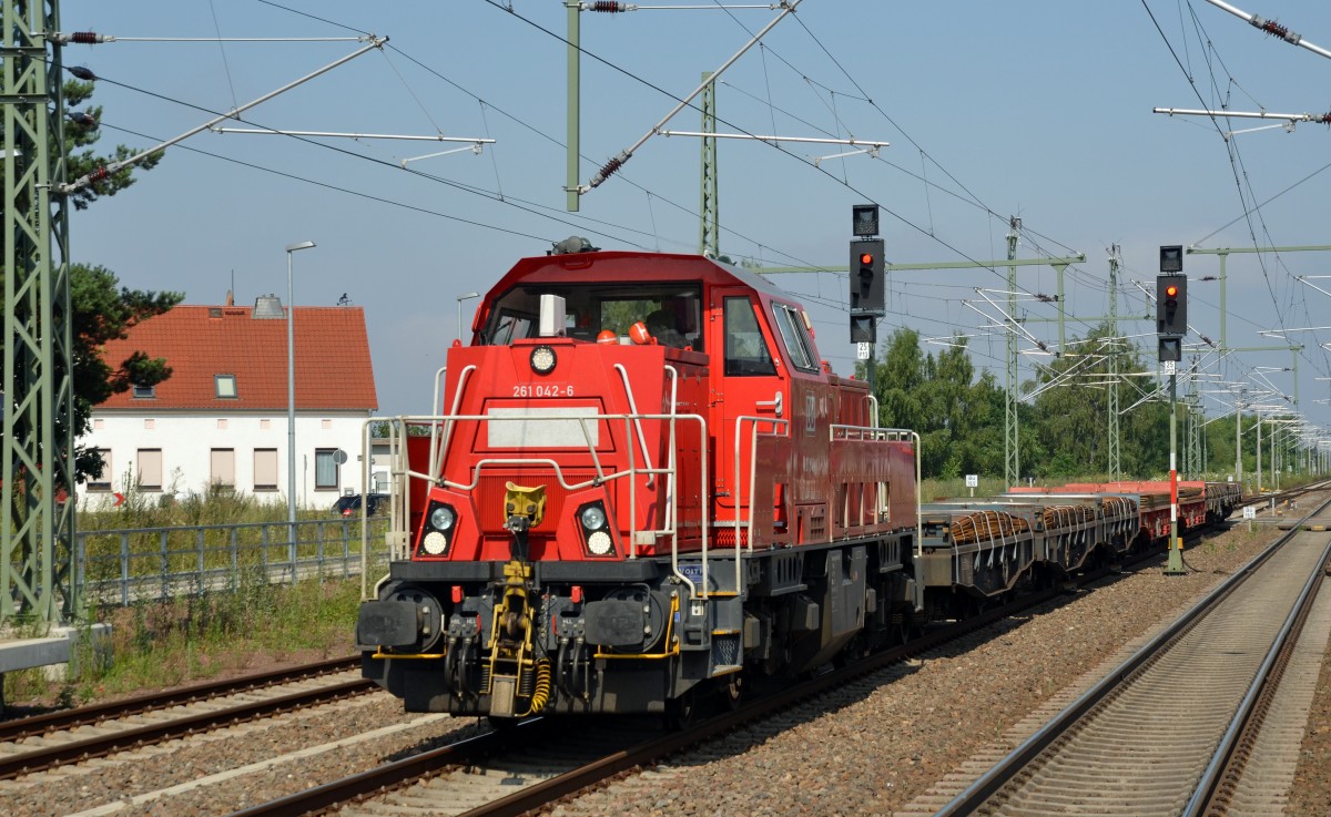 261 042 zog am 10.07.14 einige mit Stahlplatten beladene Schwerlastwagen durch Rodleben Richtung Dessau. 