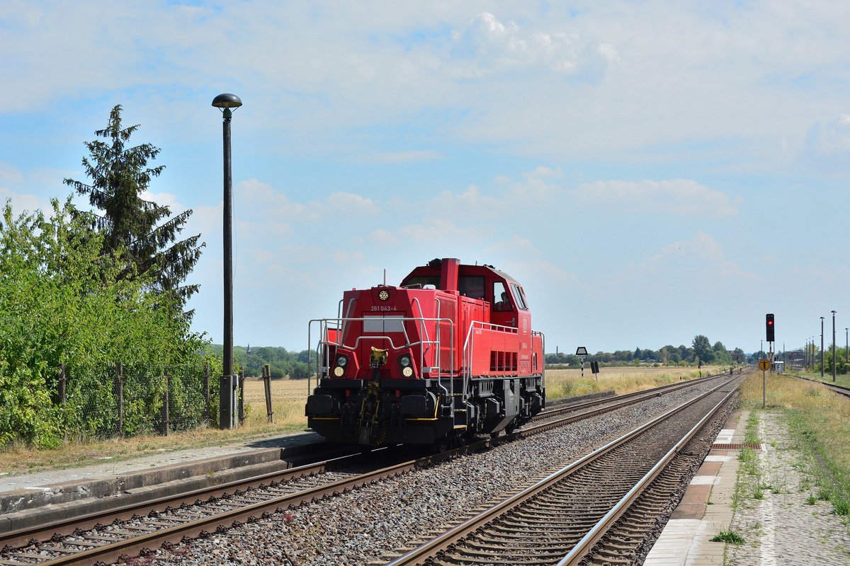 261 043-4 fährt solo durch den Haltepunkt Bernburg Friedenshall gen Bernburg.

Bernburg 30.07.2018